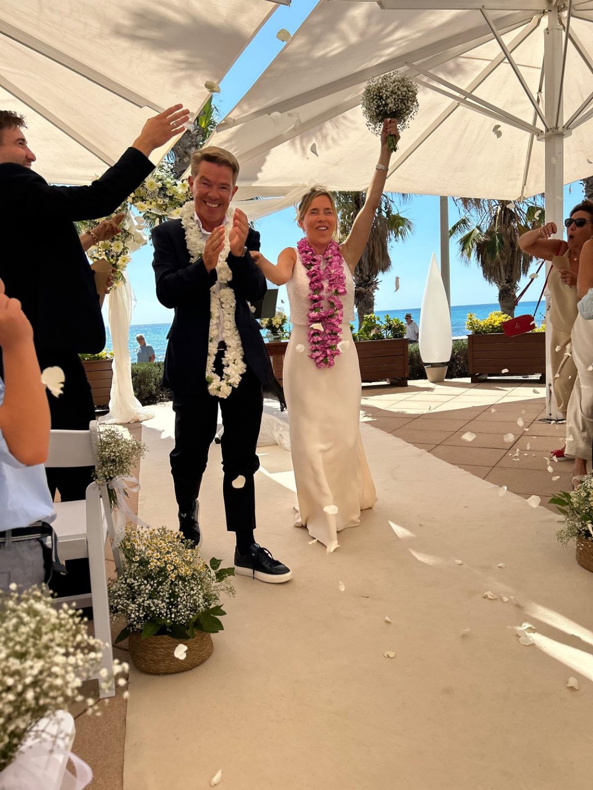 Pareja celebrando el final de su ceremonia