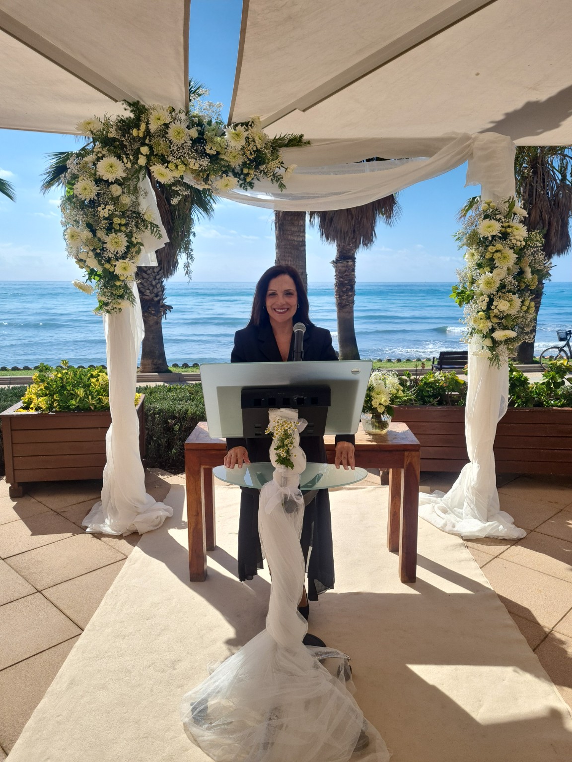 Teresa Roig preparada para oficiar una boda frente al mar