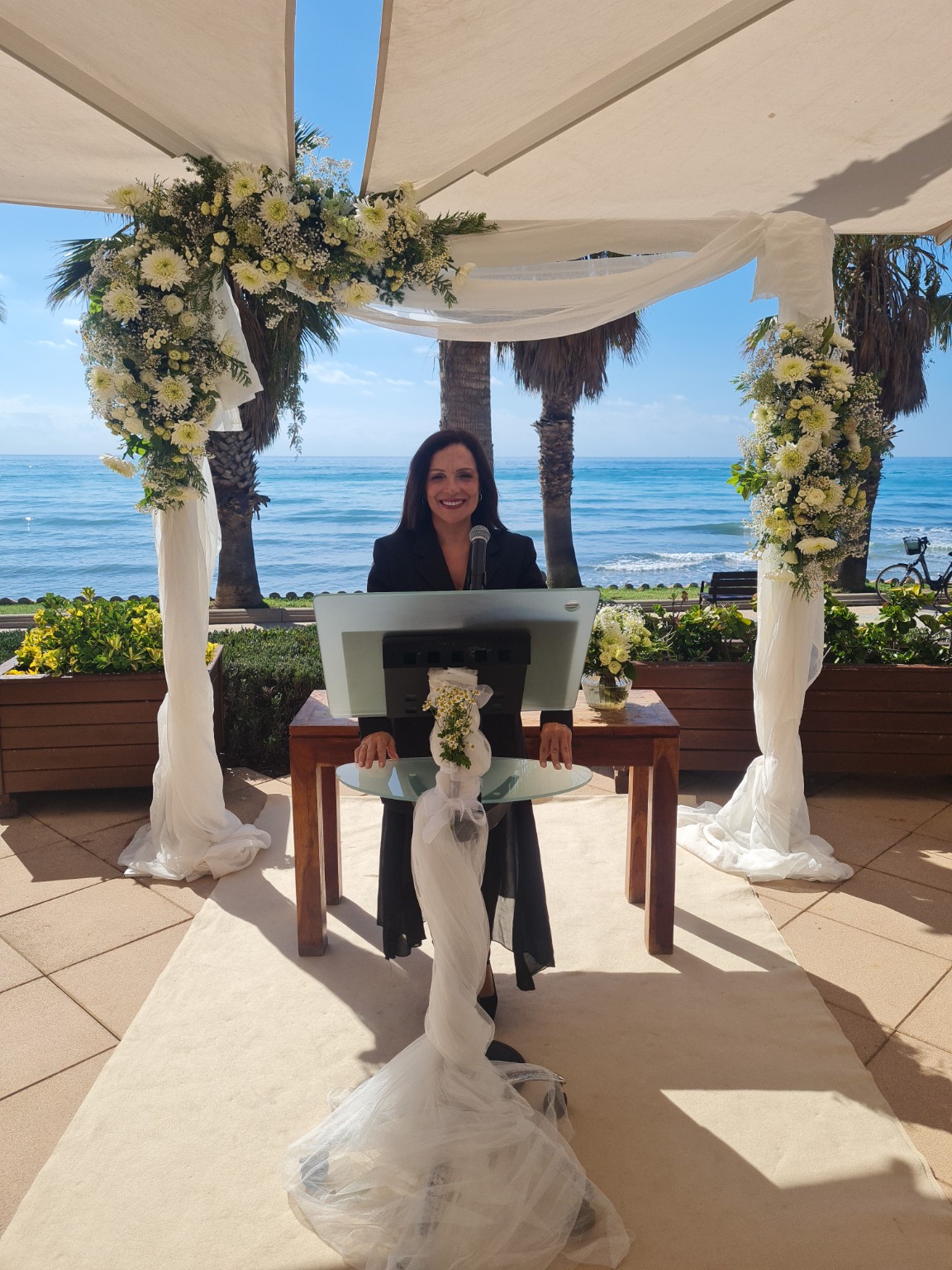 Teresa Roig oficiando una ceremonia frente al mar